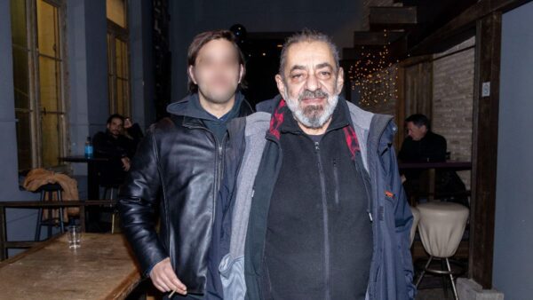 Ο Αντώνης Καφετζόπουλος σε βραδινή του έξοδο με τον γιο του.