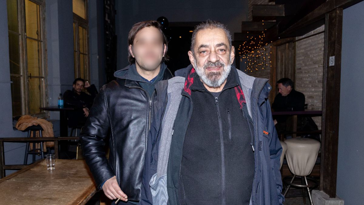 Ο Αντώνης Καφετζόπουλος σε βραδινή του έξοδο με τον γιο του.