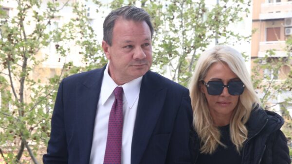 Ο Απόστολος Λύτρας και η Θεοδώρα Παπαδοπούλου στο δικαστήριο.