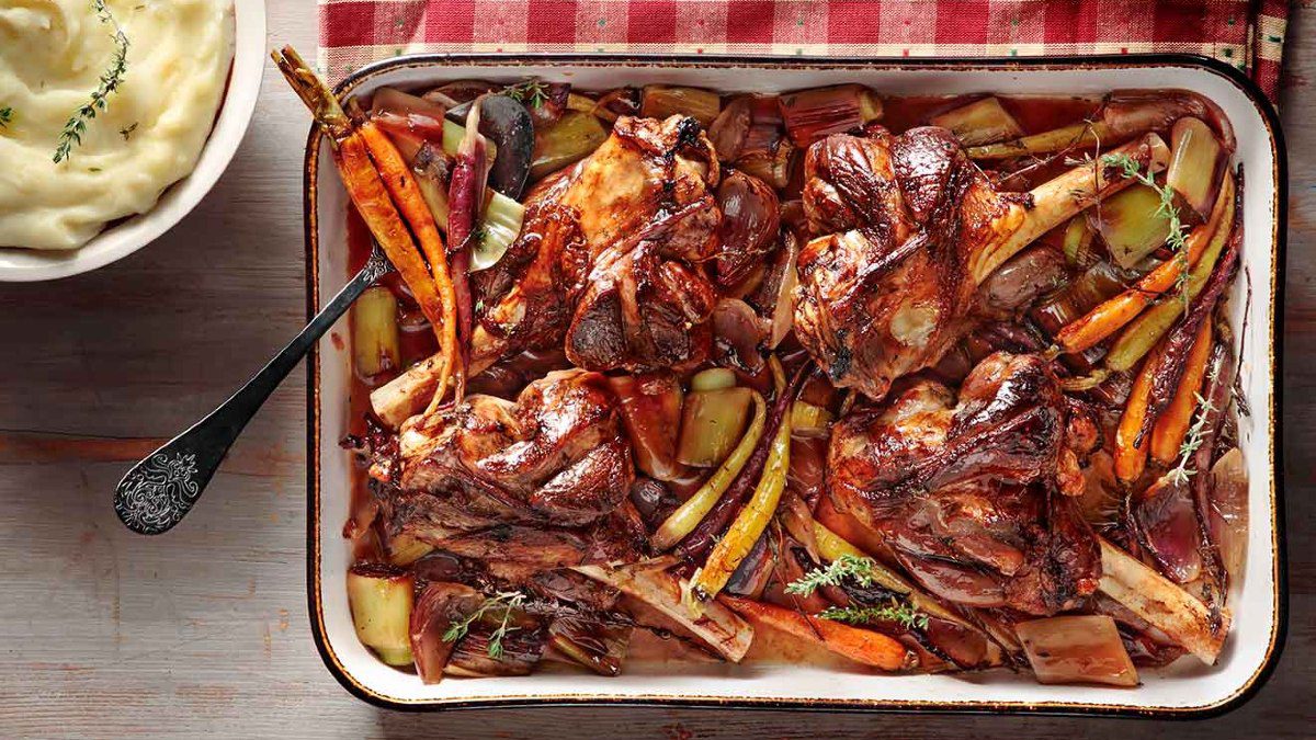 Αρνί κότσι με πολύχρωμα καρότα