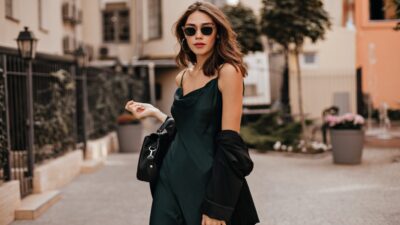 Μαύρα ρούχα φοράει κοπέλα σε street style