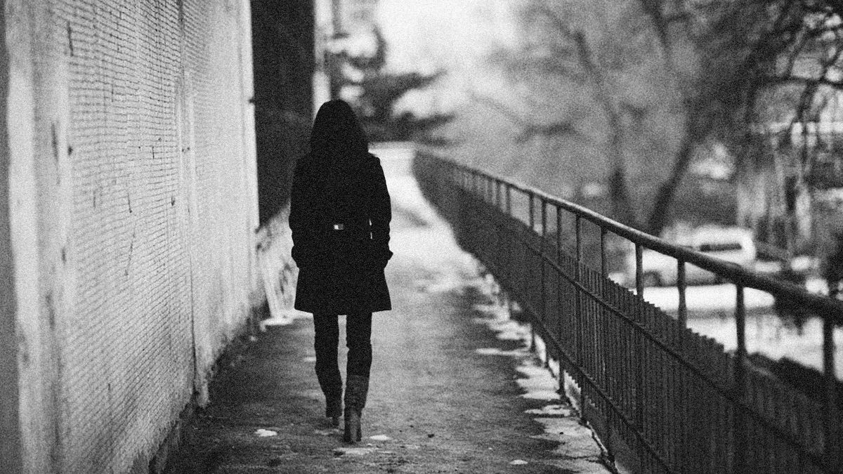 Μια κοπέλα περπατάει μόνη της