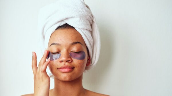 μια κοπέλα με eye patches