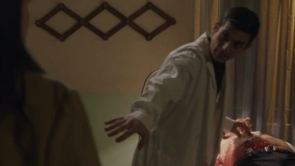 Ο Διονύσης ξαπλωμένος στο κρεβάτι μαχαιρωμένος