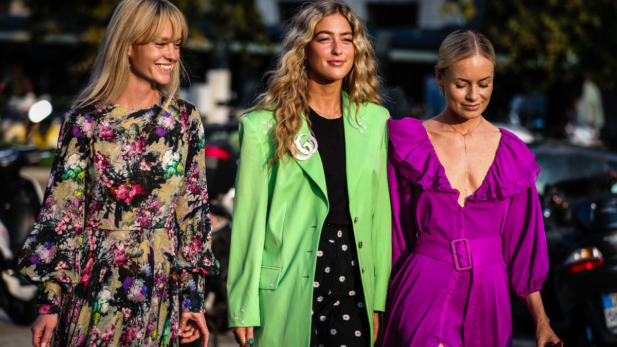 κοπέλες με φορέματα στον δρόμο