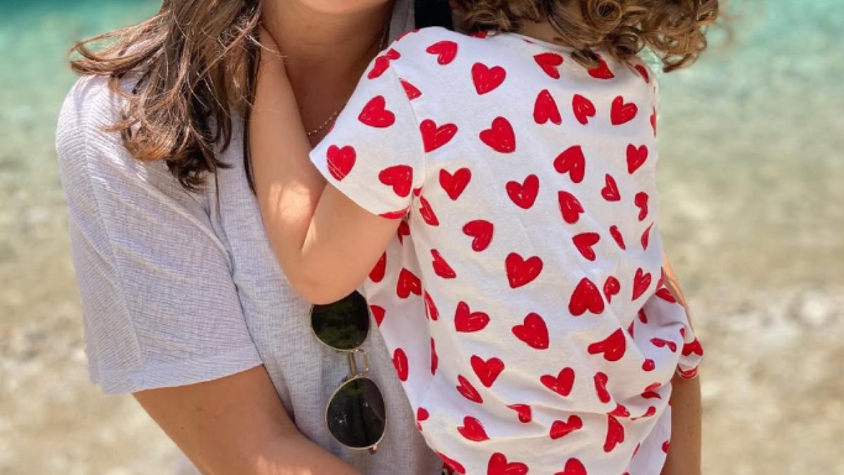 Κομμένη φωτογραφία της Ιωάννας Πιατά με την κόρη της