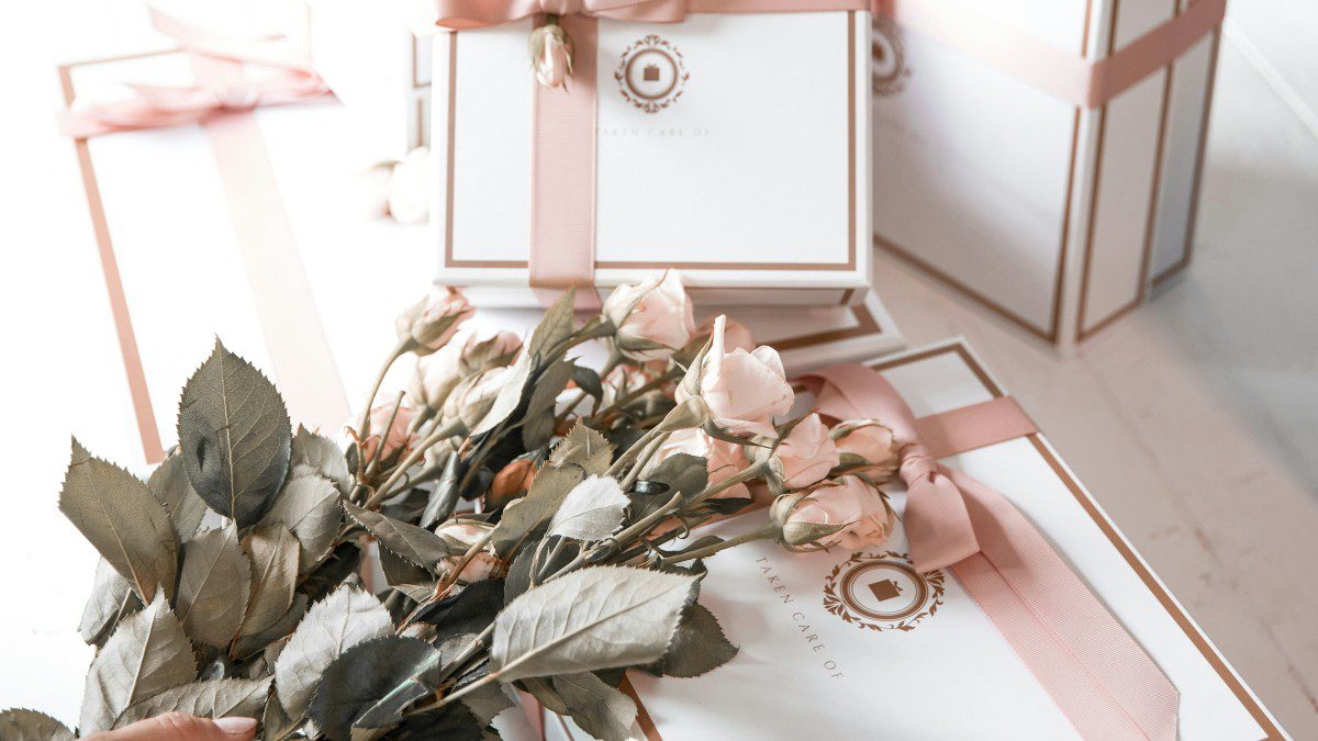 Κουτιά με δώρα και τριαντάφυλλα