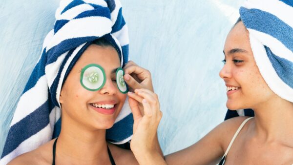 Δυο κορίτσια με πετσέτες στα μαλλιά και αγγούρια στα μάτια