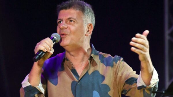 Ο Φοίβος Δεληβοριάς σε συναυλία του