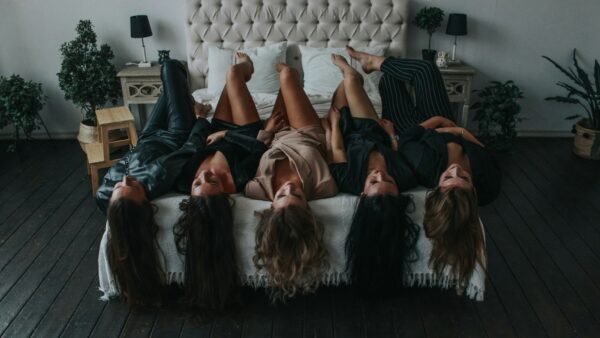 5 κορίτσια αράζουν στο κρεβάτι