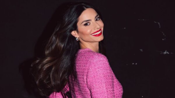 H Ηλιάνα Παπαγεωργίου με τουίντ ροζ σύνολο