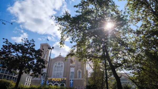 Μια εκκλησία κι ένα σκηνικό καλοκαιριού