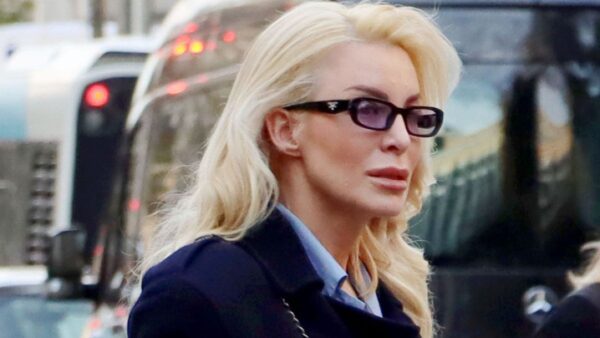 Η Κατερίνα Καινούργιου στο κέντρο της Αθήνας