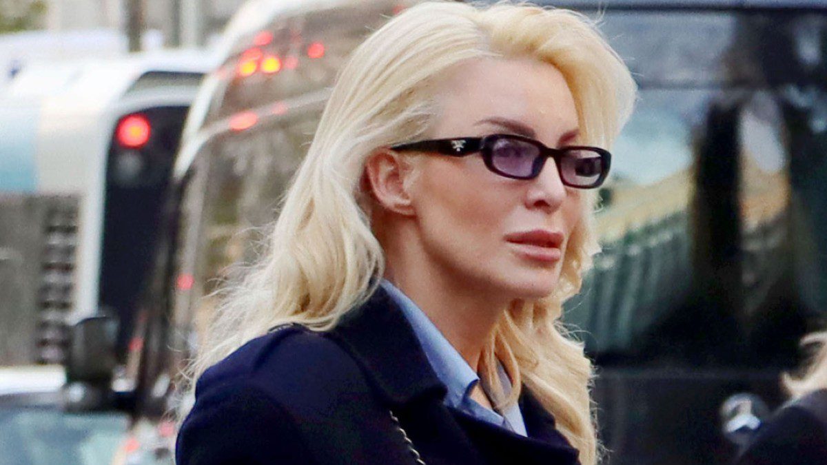 Η Κατερίνα Καινούργιου στο κέντρο της Αθήνας