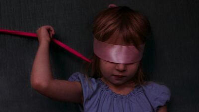 Ένα κοριτσάκι με κλειστά τα μάτια