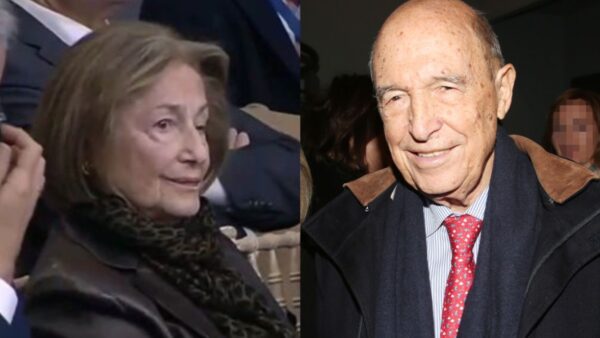 Τίμησαν τη μνήμη του Κώστα Σημίτη - Συγκινημένη η σύζυγός του, Δάφνη, και η κόρη τους, Μαριλένα