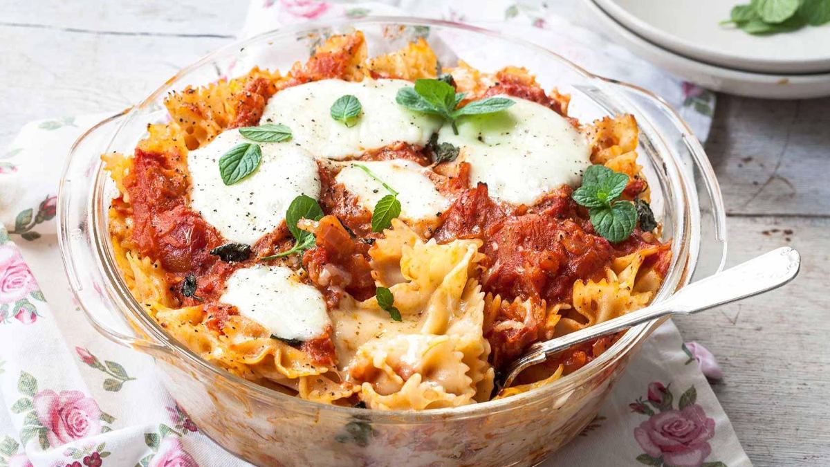 Μακαρόνια με τυριά και κόκκινη σάλτσα