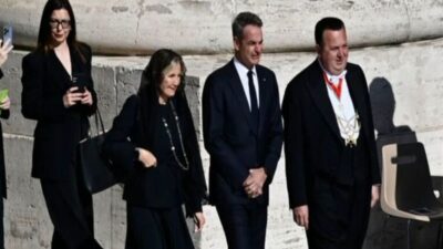 Ο Κυριάκος και η Μαρέβα Μητσοτάκη στην κηδεία του Πάπα Φραγκίσκου