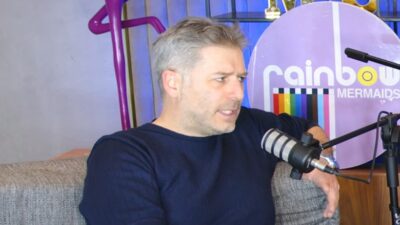 Ο Αλέξανδρος Μπουρδούμης στην εκπομπή Rainbow Mermaids