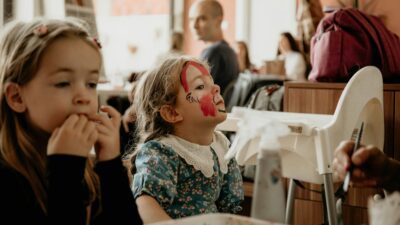 Παιδάκια τρώνε σε εστιατόριο