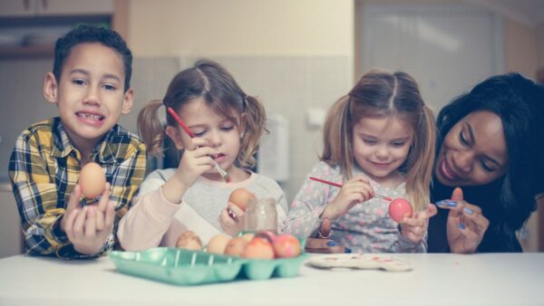 παιδιά βάφουν πασχαλιάτικα αυτά