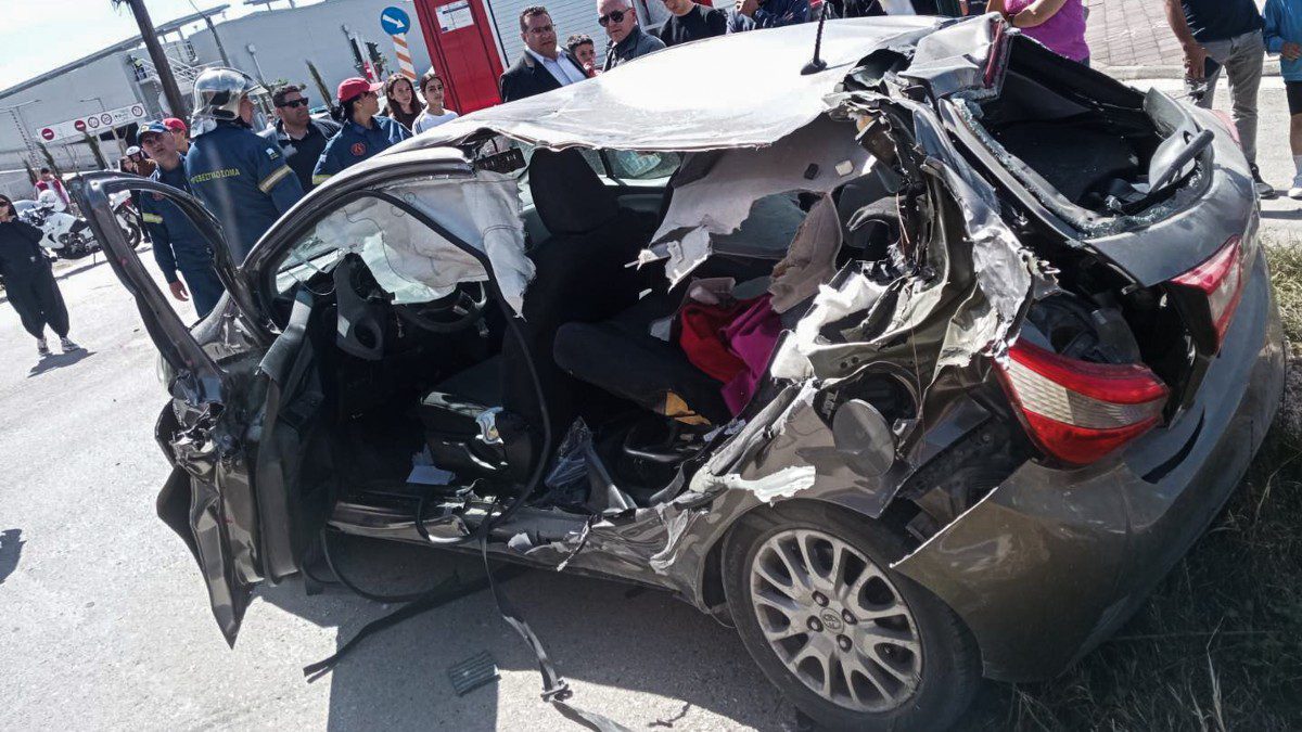 το διαλυμένο αμάξι που συγκρούστηκε με το τρένο