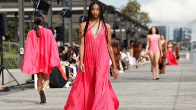 Τα έντονα χρώματα στην πασαρέλα