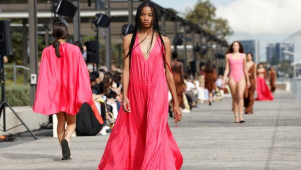 Τα έντονα χρώματα στην πασαρέλα