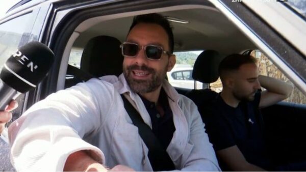 Ο Σάκης Τανιμανίδης στο αυτοκίνητό του