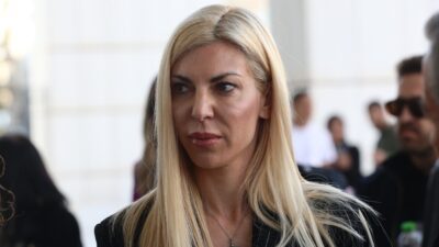 Η Σοφία Πολυζωγοπούλου έξω από τα δικαστήρια