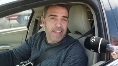 Ο Στέφανος Κωνσταντινίδης στο αυτοκίνητό του