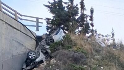 Ένα αυτοκίνητο διαλυμένο κάτω από μια γέφυρα