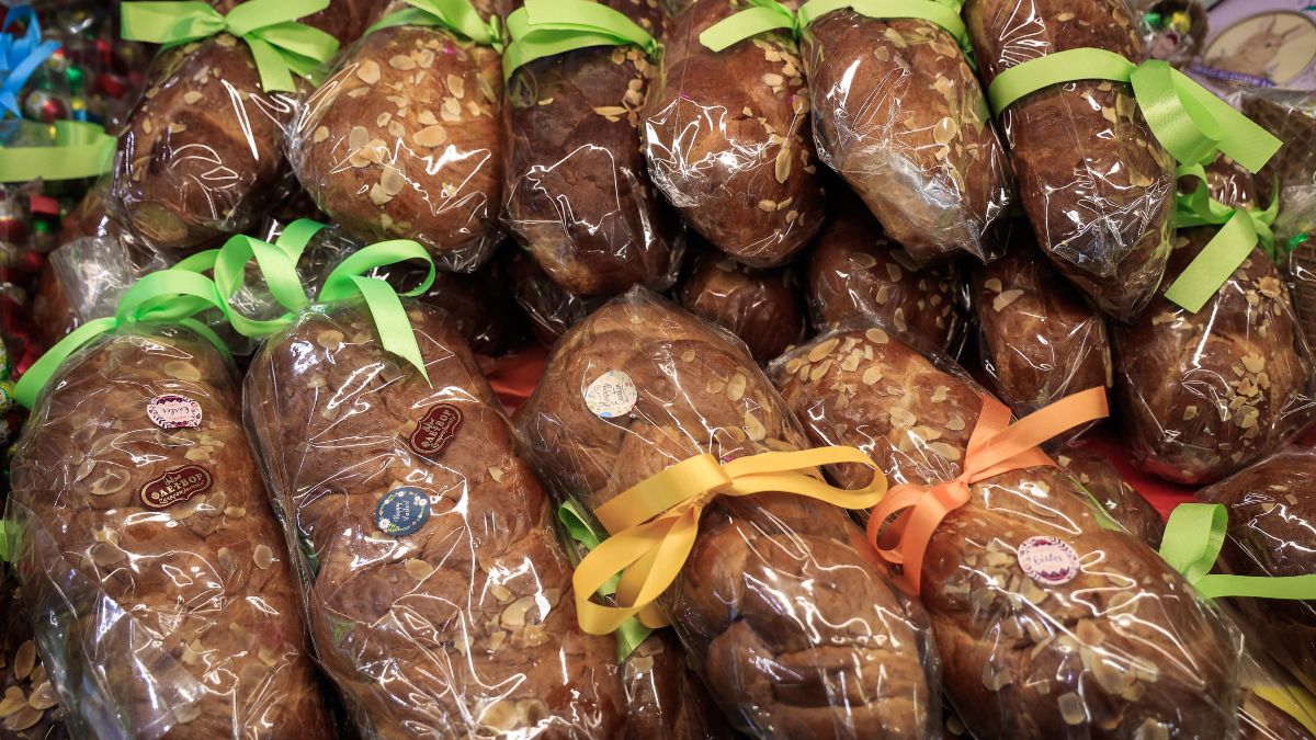 Τσουρέκια σε ράφι μαγαζιού