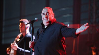 Ο Βασίλης Καρράς στη σκηνή