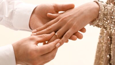 Μονόπετρα δαχτυλίδια σε χέρι γυναίκας