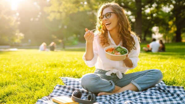 Δίαιτα αποτοξίνωσης από κοπέλα που τρώει λαχανικά