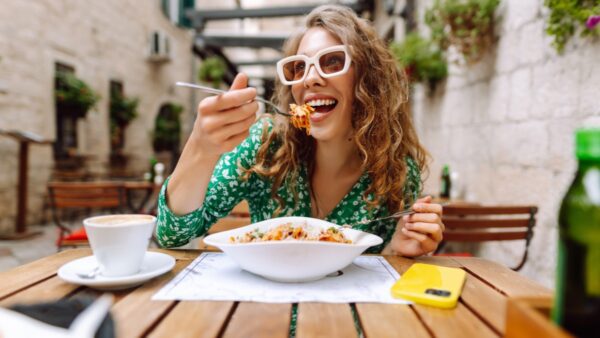 πρωτεΐνη τρώει γυναίκα σε εστιατόριο