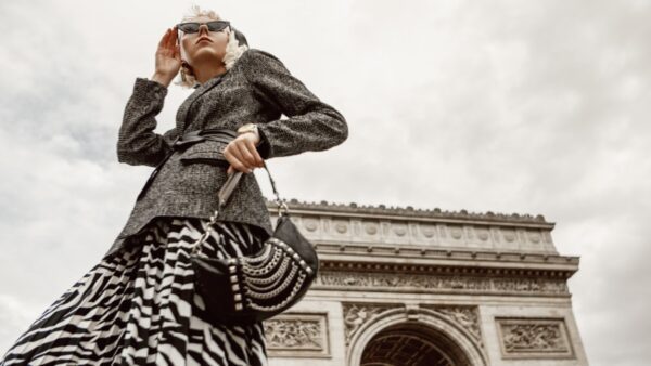 παριζιάνικο στυλ στο Παρίσι με ασπρόμαυρο look
