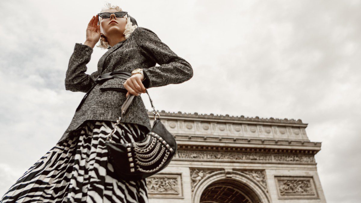 παριζιάνικο στυλ στο Παρίσι με ασπρόμαυρο look