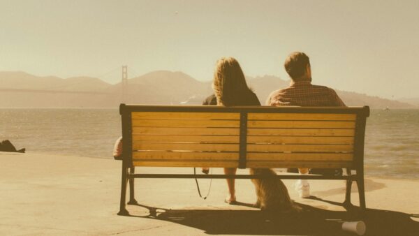 Ένα ζευγάρι που κάθεται απόμακρο σε παγκάκι