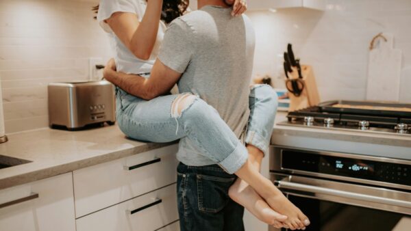 Ένα αγόρι κι ένα κορίτσι αγκαλιά στην κουζίνα