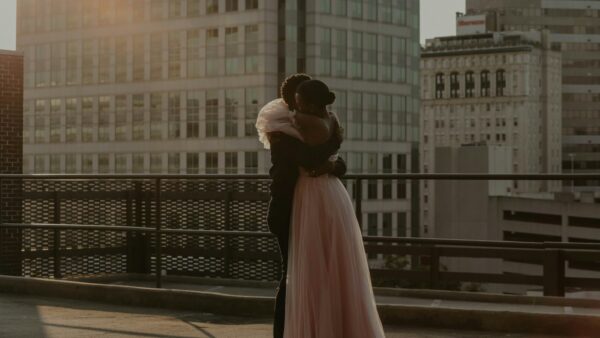 ερωτευμένο ζευγάρι αγκαλιάζεται