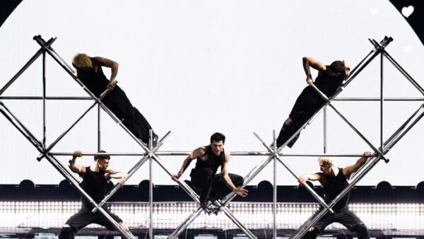 Ο Theo Evan στη σκηνή της Eurovision