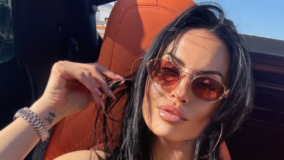 Η Δήμητρα Αλεξανδράκη στο αυτοκίνητο