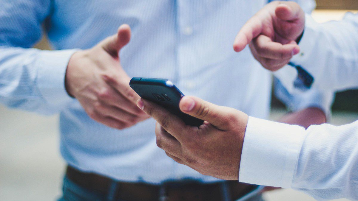 δυο άντρες κοιτούν το κινητό