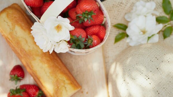 ένα μπολ με φράουλες