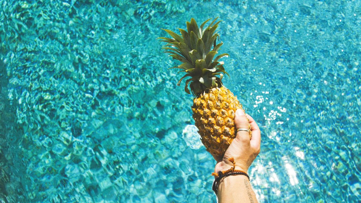 Ένας άντρας κρατάει έναν ανανά