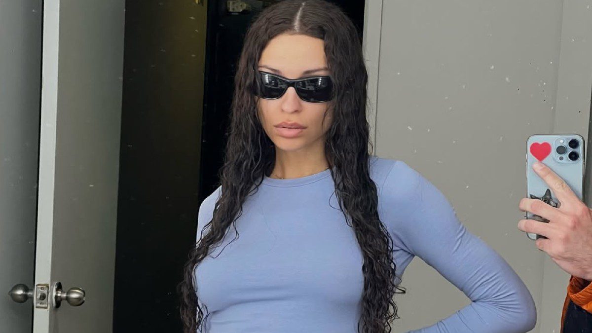 H Ελένη Φουρέιρα με μαύρα γυαλιά