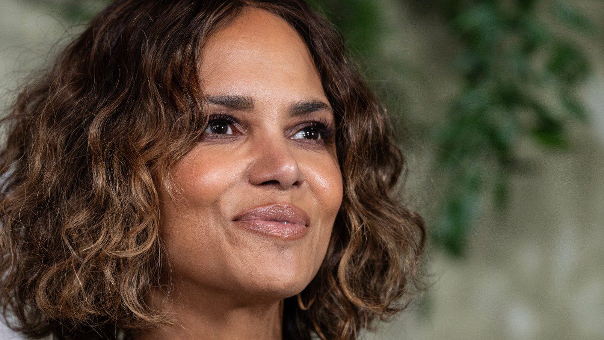 H Halle Berry στο κόκκινο χαλί