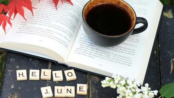 Βιβλίο με έναν καφέ πάνω και η εκφραση hello June